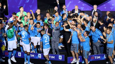 NAPLES, ITALY - JUNE 04: Luciano Spalletti, Head Coach of SSC Napoli, celebrates with the Serie A trophy following the Serie A match between SSC Napoli and UC Sampdoria at Stadio Diego Armando Maradona on June 04, 2023 in Naples, Italy. (Photo by Francesco Pecoraro/Getty Images)