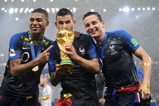MOSCA, RUSSIA - 15 LUGLIO 2018: Kylian Mbappe, Lucas Hernandez e Florian Thauvin della Francia festeggiano la Coppa del Mondo. (Photo by Matthias Hangst/Getty Images)