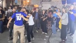 Gli argentini scatenati! Al murale di Maradona parte il particolare coro per Diego
