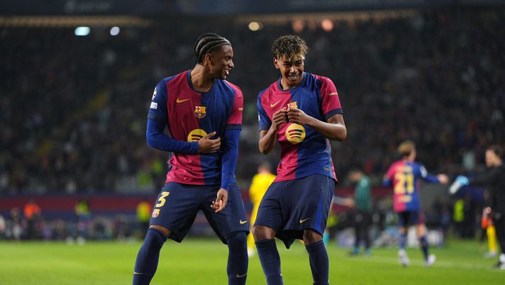 BARCELONA, SPAIN - APRIL 09: Lamine Yamal (R) of FC Barcelona celebrates scoring his team's fourth goal with teammate Alejandro Balde (L) during the UEFA Champions League 2024/25 Quarter Final First Leg match between FC Barcelona and Borussia Dortmund at Estadi Olimpic Lluis Companys on April 09, 2025 in Barcelona, Spain. (Photo by Pedro Salado/Getty Images) Champions League, il Barca spazza via il Borussia. Kvara decisivo col Psg - immagine 1