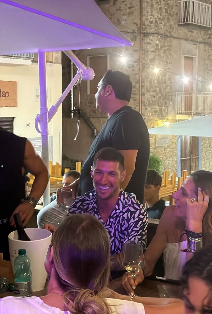 L'attaccante del Napoli Matteo Politano sta trascorrendo questo periodo di vacanza in Cilento.