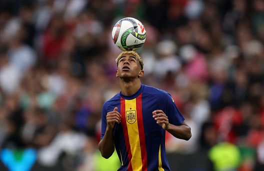 Lamine Yamal con la maglia della Spagna (Photo by Alexander Hassenstein/Getty Images) padre-lamine-yamal-difende-figlio-festa-18-anni-barcellona-spagna