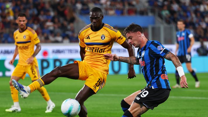 BERGAMO, ITALY - AUGUST 24: Idrissa Toure of Pisa SC battles for possession with Nicola Zalewski of Atalanta BC during the Serie A match between Atalanta BC and Pisa SC at Gewiss Stadium on August 24, 2025 in Bergamo, Italy. (Photo by Francesco Scaccianoce/Getty Images) Mercato – Anche il Bologna su Idrissa Toure - immagine 1