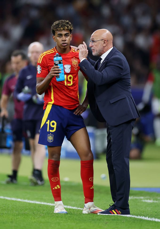 Spagna, le altre passioni di De La Fuente: il karaoke e Julio Iglesias