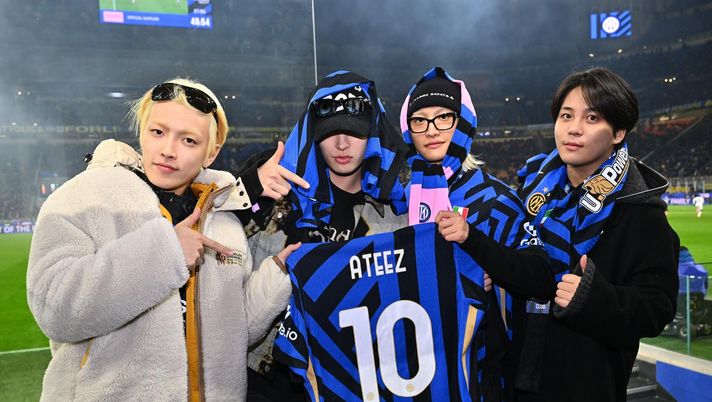 Inter, ieri a San Siro anche il gruppo K-pop coreano Ateez. Maglia personalizzato per la band - immagine 1
