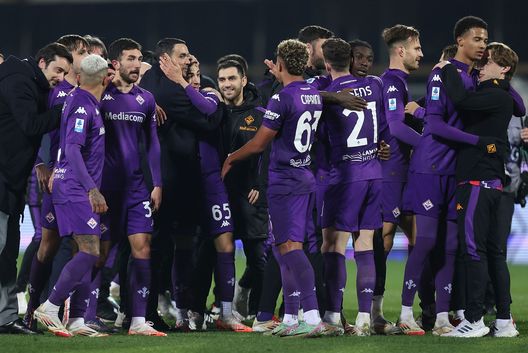 FLORENCE, ITALY - FEBRUARY 6: Head coach Raffaele Palladino manager of ACF Fiorentina celebrates the victory after during the Serie A match between Fiorentina and FC Internazionale at Stadio Artemio Franchi on February 6, 2025 in Florence, Italy. (Photo by Gabriele Maltinti/Getty Images) Quindi chi siamo davvero? 3 punti che valgono una stagione, San Siro ci dirà- immagine 2