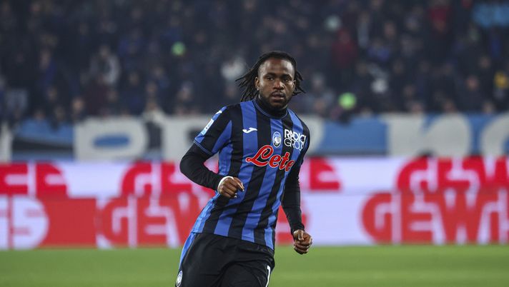 BERGAMO, ITALY - DECEMBER 06: Ademola Lookman of Atalanta looks on during the Serie A match between Atalanta and AC Milan at Gewiss Stadium on December 06, 2024 in Bergamo, Italy. (Photo by Giuseppe Cottini/Getty Images)  Vlahovic