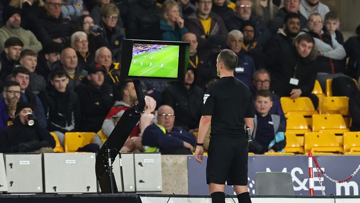 WOLVERHAMPTON, INGHILTERRA - 24 APRILE: L’arbitro Stuart Attwell controlla il monitor del VAR prima di annullare il gol segnato da Hwang Hee-chan del Wolverhampton Wanderers (non in foto) a seguito di un fallo nell’azione precedente commesso da Matheus Cunha del Wolverhampton Wanderers durante la partita di Premier League tra Wolverhampton Wanderers e AFC Bournemouth al Molineux Stadium il 24 aprile 2024 a Wolverhampton, Inghilterra. (Foto di David Rogers/Getty Images) Dal Telegraph: “Il calcio è rovinato, questo è il nostro piano per sistemarlo” - immagine 1