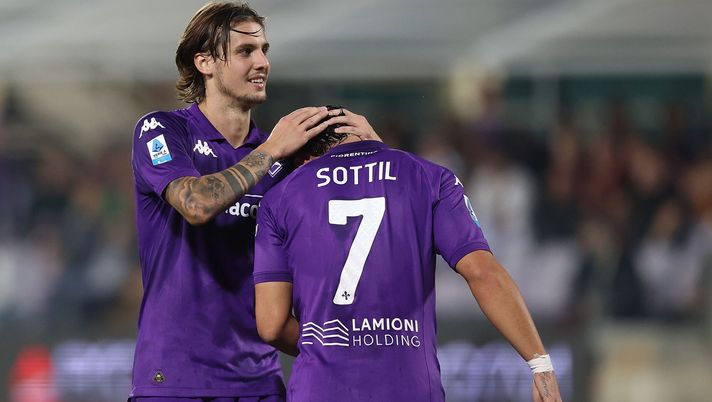 FLORENCE, ITALY - OCTOBER 27: Andrea Colpani and Riccardo Sottil of ACF Fiorentina reacts during the Serie A match between Fiorentina and AS Roma at Stadio Artemio Franchi on October 27, 2024 in Florence, Italy. (Photo by Gabriele Maltinti/Getty Images) Colpani-Sottil, la Fiorentina va veloce. Palladino punta tutto sugli esterni - immagine 1