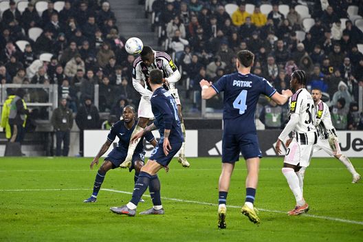 TORINO, ITALIA - 8 FEBBRAIO: Pierre Kalulu della Juventus segna il secondo gol della sua squadra durante la partita di Serie A tra Juventus FC e SS Lazio allo Juventus Stadium l'8 febbraio 2026 a Torino, Italia. (Foto di Filippo Alfero - Juventus FC/Juventus FC tramite Getty Images) Serie A Juventus Lazio