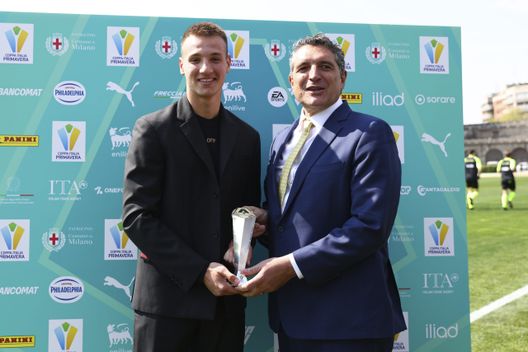 MILAN, ITALY - APRIL 09: Franceso Camarda (L) of AC Milan awarded with the 'Future Award 2025' by Luigi De Siervo Chief Executive Officer of Lega Serie A prior to the Coppa Italia Primavera final match between AC Milan and Cagliari at Arena Civica Gianni Brera on April 09, 2025 in Milan, Italy. (Photo by Giuseppe Cottini/AC Milan via Getty Images) la-serie-a-pianifica-il-futuro-per-le-categorie-giovanili-il-milan-presente-con-vergine