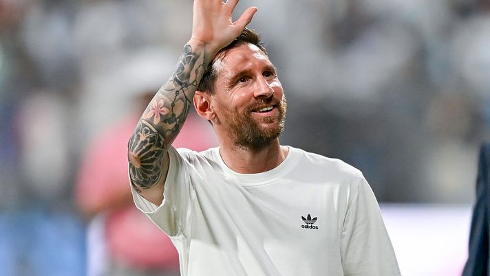MUMBAI, INDIA - DECEMBER 14: Argentine footballer Lionel Messi waves to the fans in the stands at Wankhede Stadium during the Lionel Messi G.O.A.T Tour on December 14, 2025 in Mumbai, India. (Photo by Ayush Kumar/Getty Images) Caos a Porto Rico: Messi travolto da un tifoso e dalla sicurezza - immagine 1