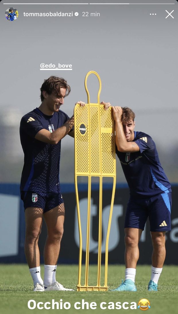 Under 21, Baldanzi scherza con Bove appoggiato a una sagoma: “Occhio che casca”- immagine 2
