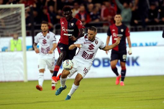 CAGLIARI, ITALY - OCTOBER 20: Nikola Vlasic of Torino in contrast with Michel Adopo of Cagliari during the Serie A match between Cagliari and Torino at Sardegna Arena on October 20, 2024 in Cagliari, Italy. (Photo by Enrico Locci/Getty Images) Utzeri (CagliariToday): “Nicola? C’era scetticismo, ma è un tecnico aggiornato”- immagine 3