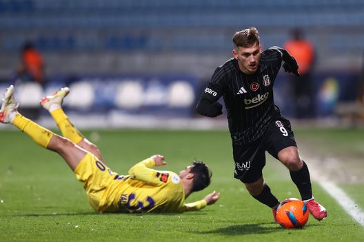 ISTANBUL, TURKEY - FEBRUARY 23: Semih Kilicsoy of Besiktas runs with the ball during the Turkish Super League match between Eyupspor and Besiktas on February 23, 2025 in Istanbul, Turkey. (Photo by Ahmad Mora/Getty Images)