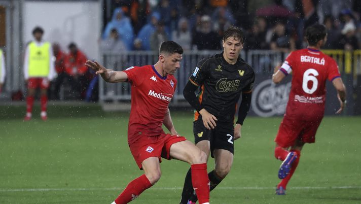 VENICE, ITALY - MAY 12: Alessio Zerbin of Venezia competes for the ball with Robin Gosens of Fiorentina during the Serie A match between Venezia and Fiorentina at Stadio Pier Luigi Penzo on May 12, 2025 in Venice, Italy. (Photo by Maurizio Lagana/Getty Images) Zerbin: “Vittoria che vale tanto. Ci abbiamo sempre creduto” - immagine 1