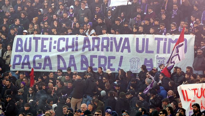 FLORENCE, ITALY - DECEMBER 14: Fans of ACF Fiorentina during the Serie A match between ACF Fiorentina and Hellas Verona FC at Artemio Franchi on December 14, 2025 in Florence, Italy. (Photo by Gabriele Maltinti/Getty Images) I tifosi viola la prendono sul ridere: “Butei, chi arriva ultimo paga da bere” - immagine 1
