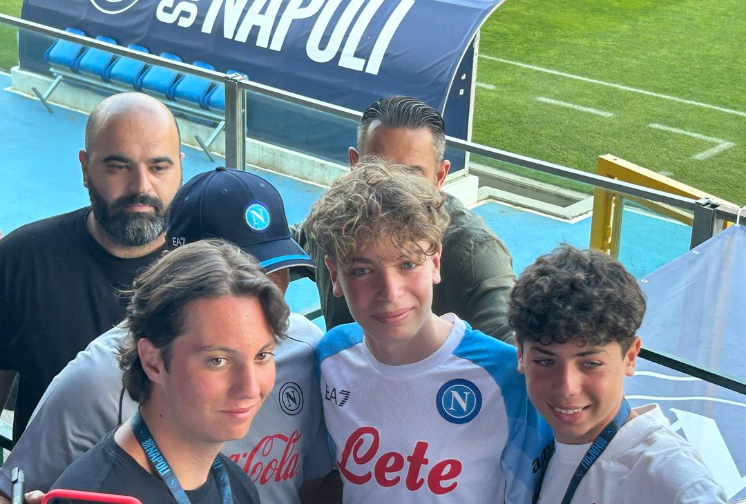 GALLERY Conte salta in tribuna tra il pubblico: selfie e scatti con i supporter - immagine 4