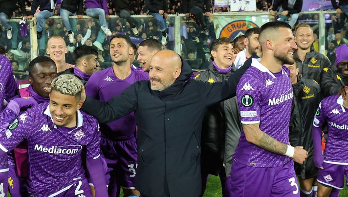 FLORENCE, ITALY - APRIL 18: Head coach Vincenzo Italiano manager of ACF Fiorentina celebrates the victory after during the UEFA Europa Conference League 2023/24 Quarter-final second leg match between ACF Fiorentina and Viktoria Plzen at Stadio Artemio Franchi on April 18, 2024 in Florence, Italy.(Photo by Gabriele Maltinti/Getty Images Tosto: “Il ciclo di Italiano si concluderà con un trofeo. Come si fa a criticarlo” - immagine 1