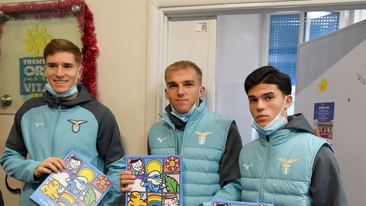 ROME, ITALY - DECEMBER 18: Toma Basic, Gustav Isaksen, Valerio Falcomeni and Cristina Mezzaroma of SS Lazio together with a delegation of UNICEF, visit the pediatric oncology department at The Umberto I Hospital on December 18, 2025 in Rome, Italy. (Photo by Marco Rosi - SS Lazio/Getty Images) Lazio, in giornata il “Regalo sospeso”: il comunicato del club - immagine 1