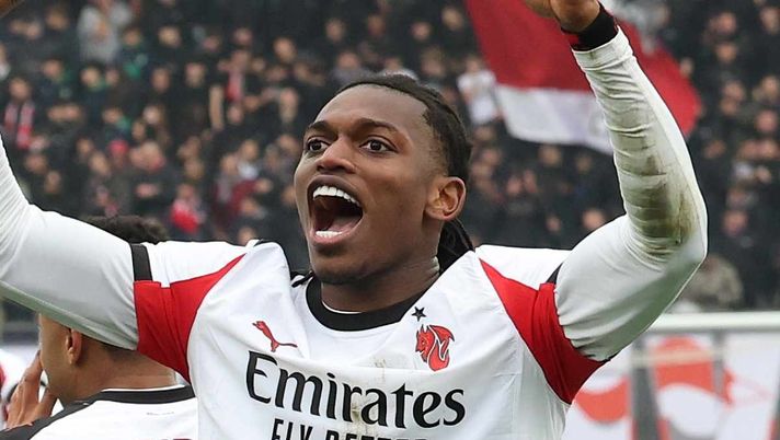 L'esultanza di Rafael Leao (attaccante AC Milan) per il suo gol in Cremonese-Milan 0-2 (Serie A 2025-2026) | News (Getty Images) Borghi: 'Milan, Leao garantisce i movimenti da numero 9. Ma quando si apre a sinistra ...'