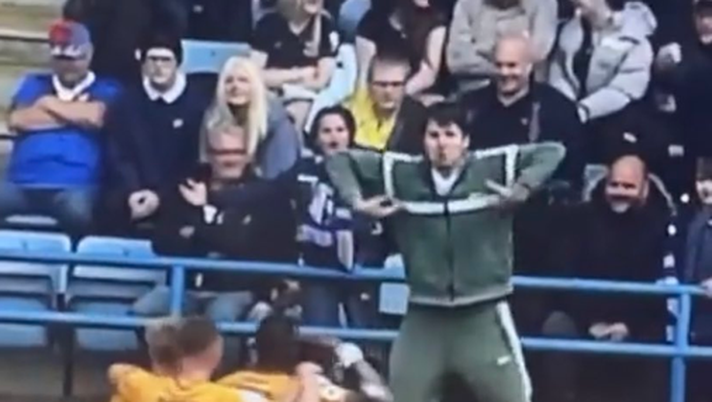 Il gesto della scimmia contro un giocatore avversario costa caro: tifoso bandito a vita dallo stadio - immagine 1