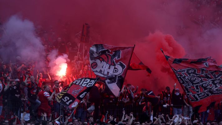 LEVERKUSEN, GERMANY - APRIL 14: Fans of Leverkusen celebrate and burn flares during the Bundesliga match between Bayer 04 Leverkusen and SV Werder Bremen at BayArena on April 14, 2024 in Leverkusen, Germany. (Photo by Lars Baron/Getty Images) (Photo by Lars Baron/Getty Images) Bayer Leverkusen-Roma, la BayArena sarà infuocata: venduti tutti i biglietti - immagine 1