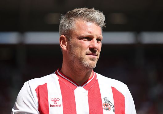 Il tecnico del Colonia Kwasniok con la maglia del club: “Volevo sembrare snello”- immagine 2