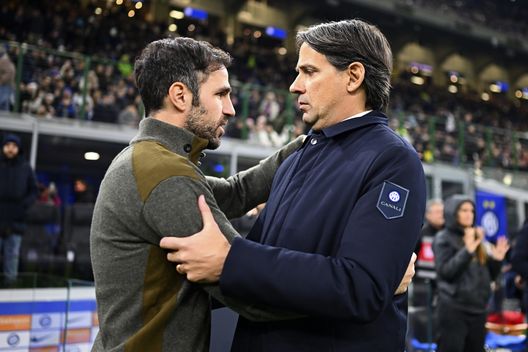 MILANO, ITALIA - 23 DICEMBRE: L'allenatore dell'FC Internazionale Simone Inzaghi saluta l'allenatore del Como Francesc Fabregas prima della partita di Serie A tra FC Internazionale e Como allo Stadio Giuseppe Meazza il 23 dicembre 2024 a Milano, Italia. (Foto di Mattia Ozbot - Inter/Inter tramite Getty Images) Como, Suwarso blinda Fabregas: “Il progetto ruota attorno a lui”- immagine 2