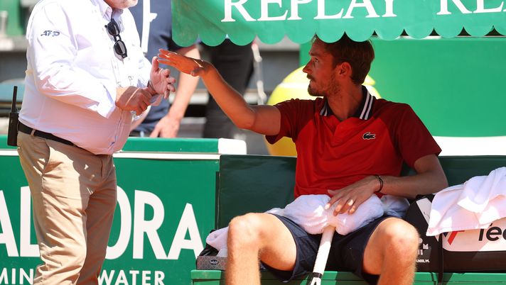 MONTE-CARLO, MONACO - APRIL 11: Daniil Medvedev argues with match referee Cedric Mourier after he threw his racket in anger to the back of the court and received a point deduction in his match against Karen Khachanov during day five of the Rolex Monte-Carlo Masters at Monte-Carlo Country Club on April 11, 2024 in Monte-Carlo, Monaco. (Photo by Julian Finney/Getty Images) La crisi di Medvedev: subito fuori anche a Montecarlo. I suoi numeri nel 2024 - immagine 1
