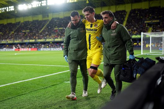 VILLARREAL, SPAGNA - 24 GENNAIO: Juan Foyth del Villarreal CF è supportato dallo staff medico poiché è stato sostituito fuori dal campo a causa di un infortunio durante la partita LaLiga EA Sports tra Villarreal CF e Real Madrid CF all'Estadio de la Ceramica il 24 gennaio 2026 a Villarreal, Spagna. (Foto di Alex Caparros/Getty Images) Villarreal, stagione finita per Foyth e Mondiale a rischio. La nota del club- immagine 2