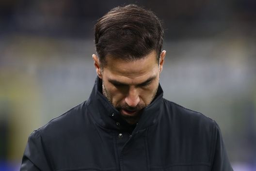 Cesc Fabregas in Inter-Como (Foto di Marco Luzzani/Getty Images) I top e i flop della 14a giornata di Serie A: Fiorentina, che disastro. In tre per lo Scudetto- immagine 5