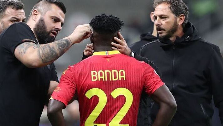 MILAN, ITALY - DECEMBER 23: Lameck Banda of US Lecce receives medical care during the Serie A TIM match between FC Internazionale and US Lecce at Stadio Giuseppe Meazza on December 23, 2023 in Milan, Italy. (Photo by Marco Luzzani/Getty Images) Lecce, Banda anche oggi a parte: cosa filtra per la ripresa. Sottil, Veiga e Gaspar… - immagine 1