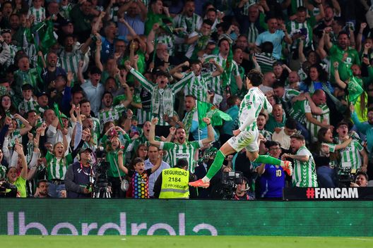 Johnny Cardoso festeggia il primo gol della sua squadra durante la partita di Liga tra Betis e Siviglia allo stadio Benito Villamarin, il 30 marzo 2025 a Siviglia, Spagna. (Foto di Fran Santiago/Getty Images) Verso Betis-Chelsea: i gol più belli del percorso in Conference League- immagine 7