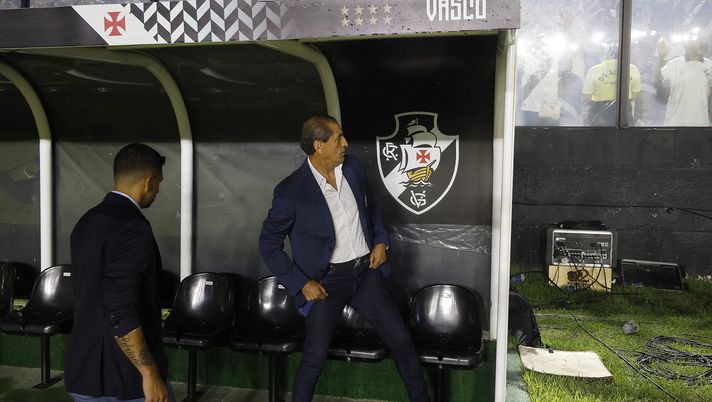 RIO DE JANEIRO, BRAZIL - DECEMBER 6: Ramon Diaz coach of Vasco da Gama with son and assistant coach Emiliano Diaz arrive prior a match between Vasco da Gama and Red Bull Bragantino as part of Brasileirao 2023 at Sao Januario Stadium on December 6, 2023 in Rio de Janeiro, Brazil. (Photo by Wagner Meier/Getty Images) Bufera su Ramon Diaz: “Se a decidere al Var c’è una donna è tutto diverso” - immagine 1