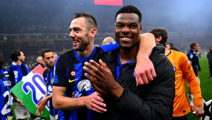 FOTO – Festa scudetto Inter: Dumfries alza lo striscione con Theo Hernandez al guinzaglio - immagine 1