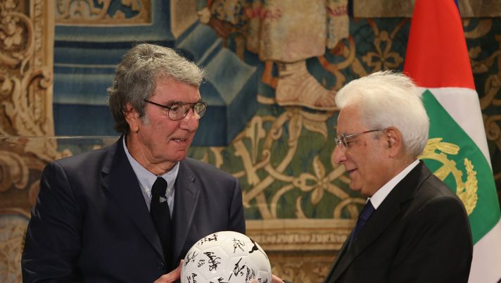 ROME, ITALY - OCTOBER 15: Italian President Sergio Mattarella poses with Dino Zoff during the meeting with Italy's national football team at Quirinale Palace on October 15, 2018 in Rome, Italy. (Photo by Paolo Bruno/Getty Images) Zoff