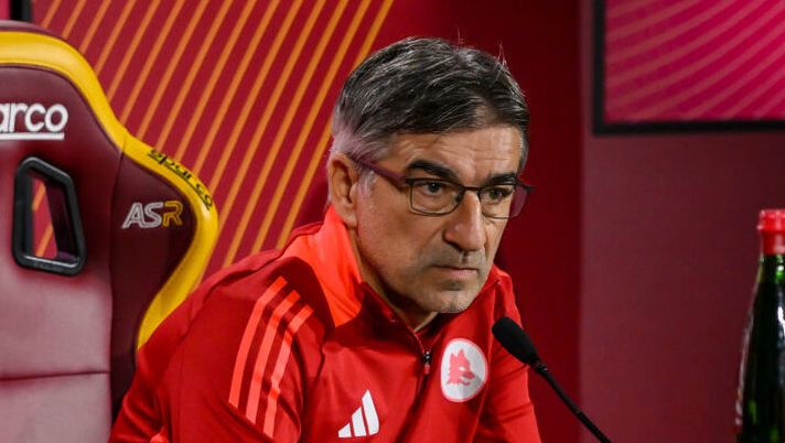 ROME, ITALY - NOVEMBER 02: AS Roma coach Ivan Juric during a press conference at Centro Sportivo Fulvio Bernardini on November 02, 2024 in Rome, Italy. (Photo by Fabio Rossi/AS Roma via Getty Images) Juric: “Forfait Dybala: il motivo dello stop! Pellegrini, Hummels, Pisilli e come sta Ndicka” - immagine 1