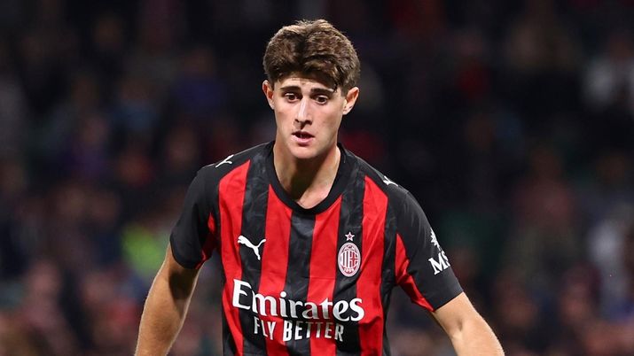 Mattia Liberali, centrocampista Catanzaro, qui con la maglia del Milan, ha molti estimatori per il calciomercato estivo 2026 | AC Milan News (Credits foto: Getty Images) Mattia Liberali, centrocampista Catanzaro, qui con la maglia del Milan, ha molti estimatori per il calciomercato estivo 2026