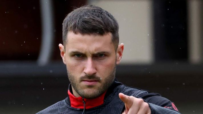 Santiago Giménez (attaccante AC Milan), qui durante una seduta di allenamento a Milanello | News (Getty Images) Gimenez non segna, ma paradossalmente manca al Milan di Allegri: ecco i motivi