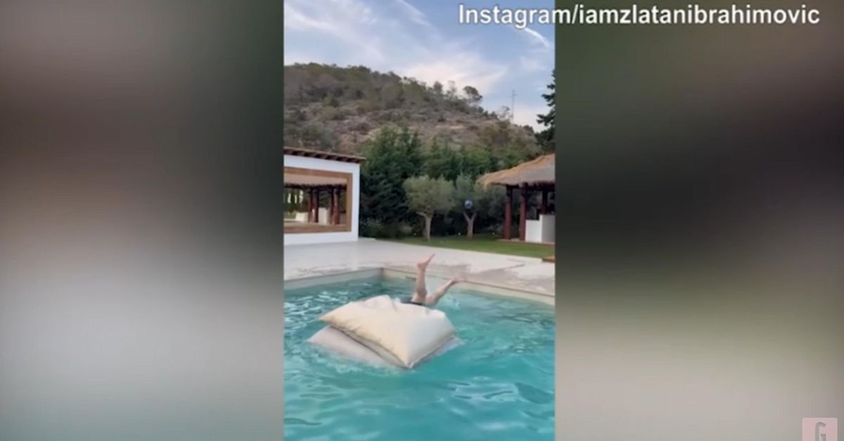 VIDEO / Ibra, rovesciata perfetta in piscina: che gol! VIDEO / Ibra, rovesciata perfetta in piscina: che gol!