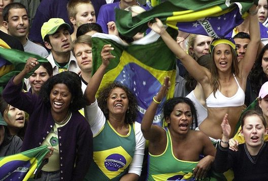 BERLINO, GERMANIA - 30 GIUGNO: Tifosi verdeoro alla Coppa del Mondo 2002 in GIAPPONE e COREA (Foto di Olaf Wagner/Bongarts/Getty Images) Il Brasile dei fenomeni e quello di oggi: cosa resta della nazionale verdeoro- immagine 2