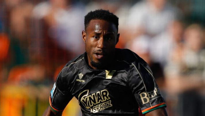 VENICE, ITALY - SEPTEMBER 21: John Yeboah of Venezia in action during the Serie A match between Venezia and Genoa at Stadio Pier Luigi Penzo on September 21, 2024 in Venice, Italy. (Photo by Timothy Rogers/Getty Images) Venezia, da Yeboah al rischio forfait per Maric: le ultime verso il Bologna - immagine 1