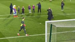 Aston Villa, l’ex Roma Olsen non fa calciare i rigori a dei piccoli tifosi: subito fischiato