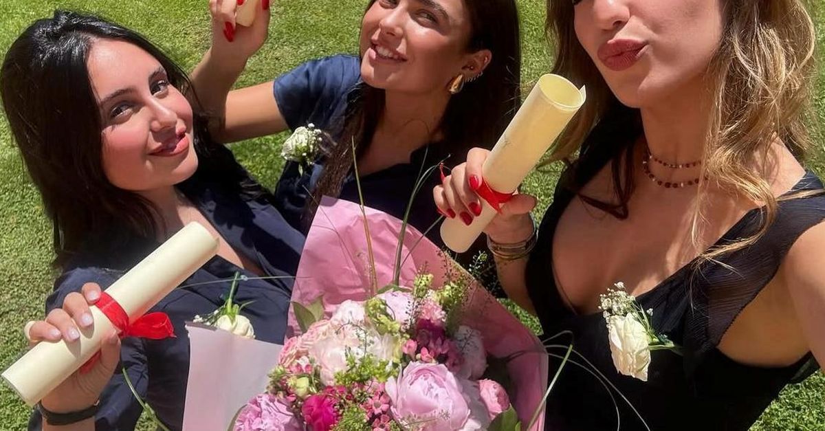 Chanel Totti si diploma e scrive sui social: “Finalmente”. C’è il commento ironico di Totti