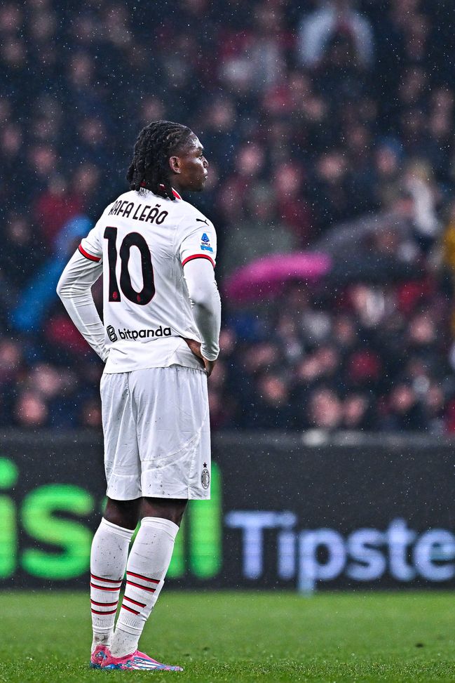 GENOA, ITALY - MAY 5: Rafael Leao of Milan looks on during the Serie A match between Genoa and AC Milan at Stadio Luigi Ferraris on May 5, 2025 in Genoa, Italy. (Photo by Simone Arveda/Getty Images)  Bayern Monaco, Hoeness chiude il caso: “Leao? Mai stato un obiettivo”- immagine 2
