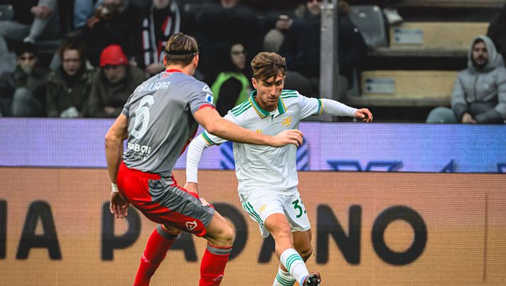 Tommaso Baldanzi dell'AS Roma in azione durante la partita di Serie A tra US Cremonese e AS Roma allo Stadio Giovanni Zini il 23 novembre 2025 a Cremona Cremonese, una maglia speciale contro la violenza sulle donne - immagine 1