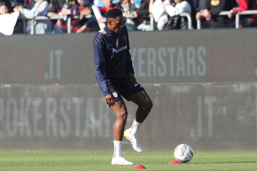 CAGLIARI, ITALY - APRIL 23: Yerry Mina of Cagliari warms up prior the Serie A match between Cagliari and Fiorentina at Sardegna Arena on April 23, 2025 in Cagliari, Italy. (Photo by Enrico Locci/Getty Images) Yerri Mina