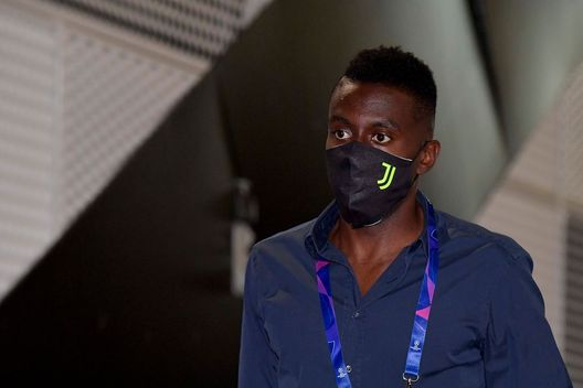 TORINO, ITALIA - 07 AGOSTO: Blaise Matuidi della Juventus arriva allo stadio prima della partita di ritorno degli ottavi di finale di UEFA Champions League tra Juventus e Olympique Lyon all'Allianz Stadium il 07 agosto 2020 a Torino, Italia. (Foto di Daniele Badolato - Juventus FC/Juventus FC via Getty Images) Matuidi e la Coppa del Mondo vinta: “Mi sveglio e la guardo ogni mattina”- immagine 2