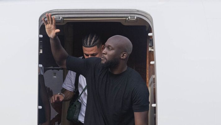 ROME, ITALY - AUGUST 29: AS Roma new signing Romelu Lukaku is seen during his arrival at Ciampino Airport on August 29, 2023 in Rome, Italy. (Photo by Luciano Rossi/AS Roma via Getty Images) Lukaku alla Roma: una mossa per cambiare la mentalità - immagine 1